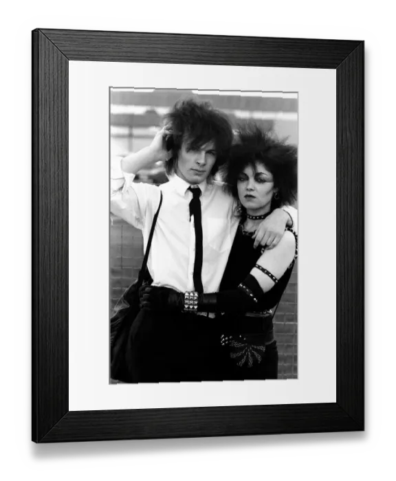 Framed Print : Punk love, Brian McEnaney 15 and Lesley Smith 24 kiss over theschool yard fence