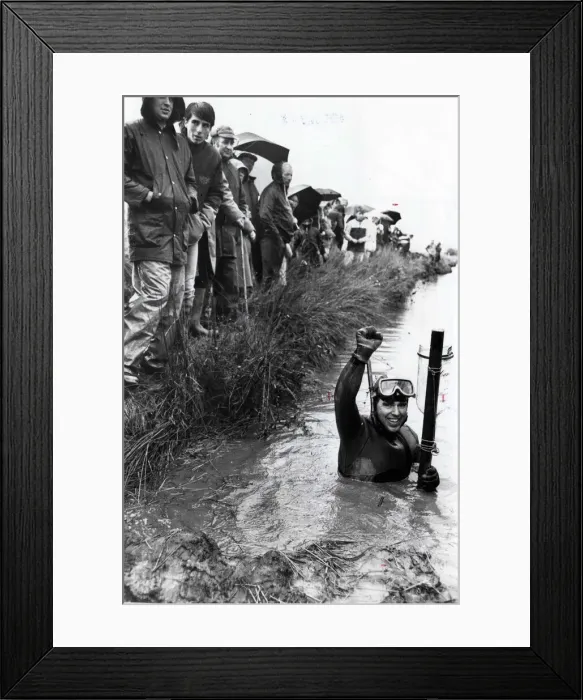 Framed Print : Heart of Wales Tourist Association entrant Peter Smith completes his 20-yard bog Framed Print : Heart of Wales Tourist Association entrant Peter Smith completes his 20-yard bog