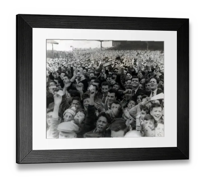 Framed Print : Sport - Football - Cardiff City - Cardiff City v Aston Villa - 16th April 1960 - Framed Print : Sport - Football - Cardiff City - Cardiff City v Aston Villa - 16th April 1960 -