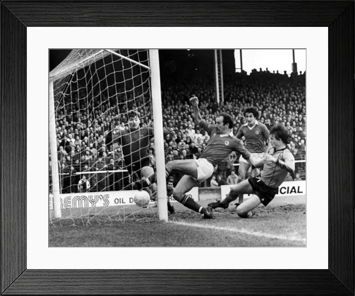 Framed Print : against Newport County watched by strike partner Jeff Hemmerman - 27th Dec 1982 Framed Print : against Newport County watched by strike partner Jeff Hemmerman - 27th Dec 1982