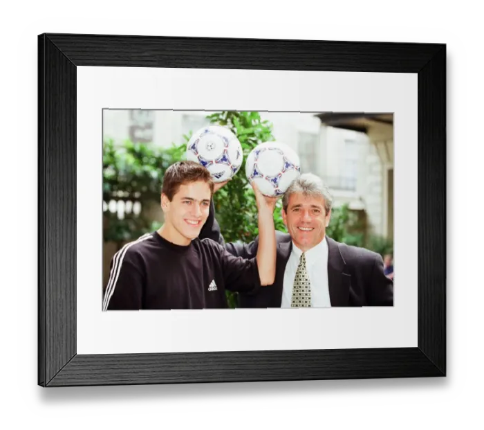 Framed Print : Photocall - Addidas - Kevin Keegan with young football players, stars of the future Framed Print : Photocall - Addidas - Kevin Keegan with young football players, stars of the future