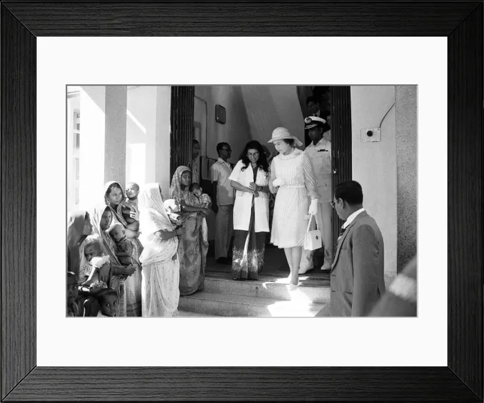 Framed Print : The Queen - State visit to Bangledesh - 14th to 17th November 1983 Framed Print : The Queen - State visit to Bangledesh - 14th to 17th November 1983