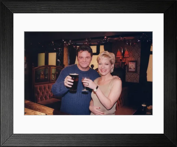 Framed Print : Denise Welch and Phil Middlemiss pictured in the Rovers Return pub on the Coronation Framed Print : Denise Welch and Phil Middlemiss pictured in the Rovers Return pub on the Coronation
