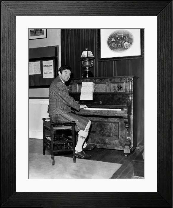 Framed Print : Scottish comedian Jimmy Logan playing the piano inside Culzean castle