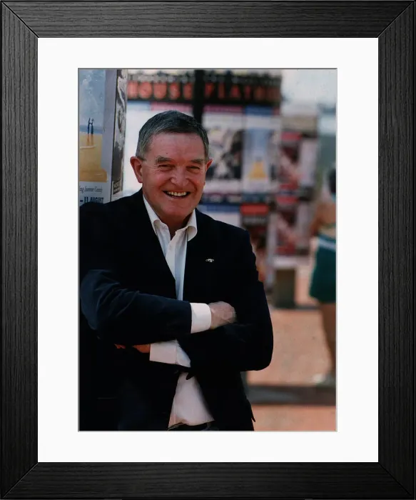Framed Print : Scottish comedian Jimmy Logan standing a thetare in Leeds, August 1990