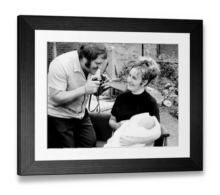 Framed Print : Les Dawson with his wife and his new baby daughter Pamela Jane dbase msi Framed Print : Les Dawson with his wife and his new baby daughter Pamela Jane dbase msi