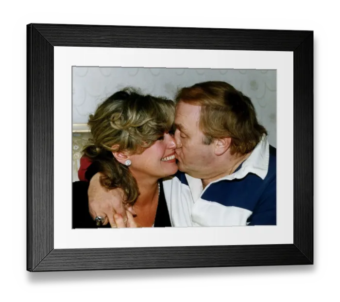 Framed Print : Les Dawson Comedian and his wife share a tender moment A©Mirrorpix