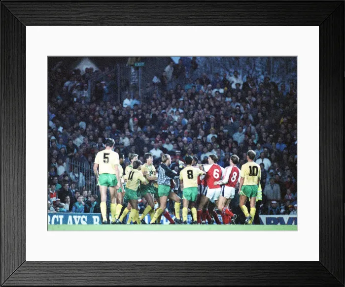 Framed Print : Arsenal v Norwich City, League match at Highbury, Saturday 4th November 1989 Framed Print : Arsenal v Norwich City, League match at Highbury, Saturday 4th November 1989