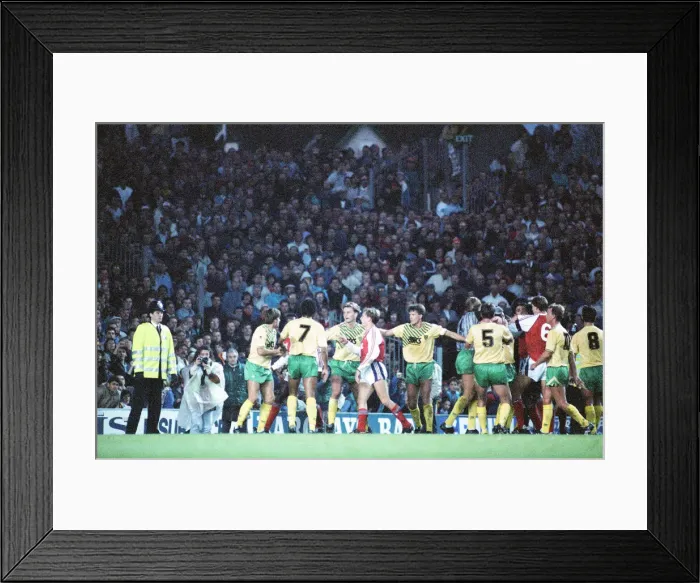 Framed Print : Arsenal v Norwich City, League match at Highbury, Saturday 4th November 1989 Framed Print : Arsenal v Norwich City, League match at Highbury, Saturday 4th November 1989