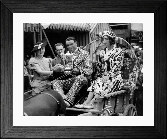 Framed Print : Pearly King and Queen Mr and Mrs Newham and Mrs John Walker presenting to them the 1st Framed Print : Pearly King and Queen Mr and Mrs Newham and Mrs John Walker presenting to them the 1st