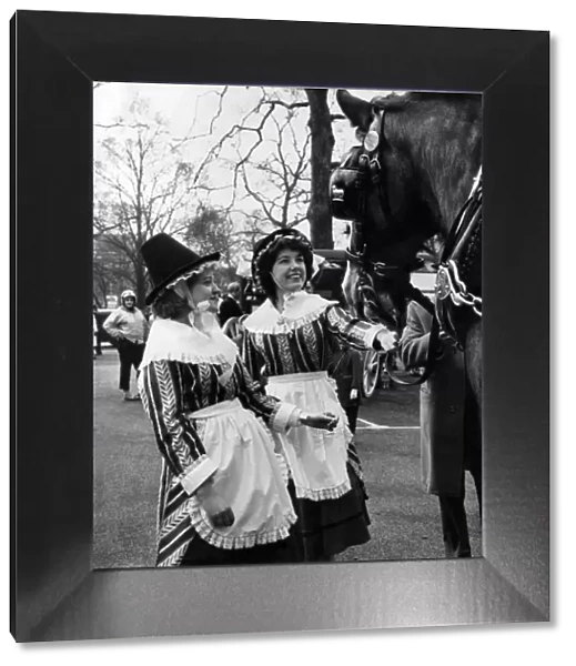 Gladwen Owen and Nancy Griffiths dressed in Welsh costume