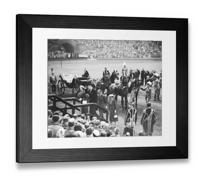 Framed Print : King Gustaf VI of Sweden and Queen Elizabeth II seen here arriving at the Olympic Stadium Framed Print : King Gustaf VI of Sweden and Queen Elizabeth II seen here arriving at the Olympic Stadium