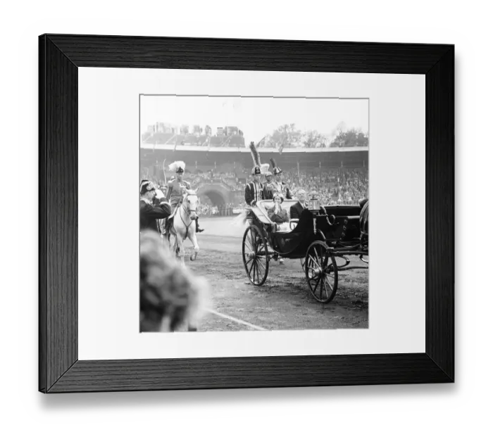 Framed Print : King Gustaf VI of Sweden and Queen Elizabeth II seen here arriving at the Olympic Stadium