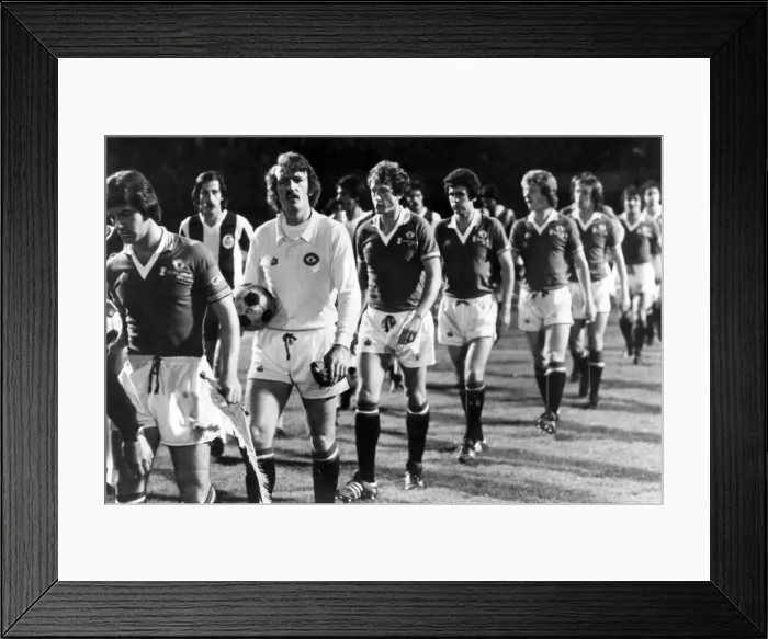 Framed Print : Porto v Manchester United, European Cup Winners Cup 1st leg match at The Estadio do