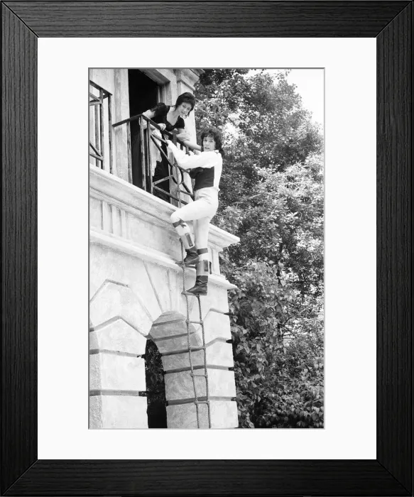 Framed Print : Production of the famous Shakespeare tragedy Romeo and Juliet taking place at Regent Park Framed Print : Production of the famous Shakespeare tragedy Romeo and Juliet taking place at Regent Park