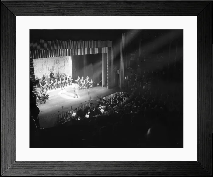 Framed Print : The Daily Herald Radio Show at the London Palladium. 2nd October 1949