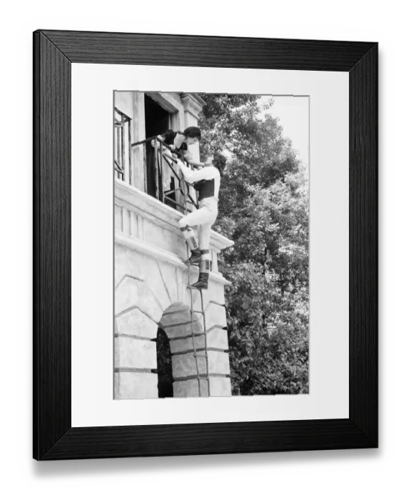 Framed Print : Production of the famous Shakespeare tragedy Romeo and Juliet taking place at Regent Park