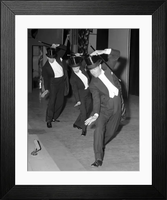 Framed Print : Midnight Matinee rehearsal. Left to right: John Mills