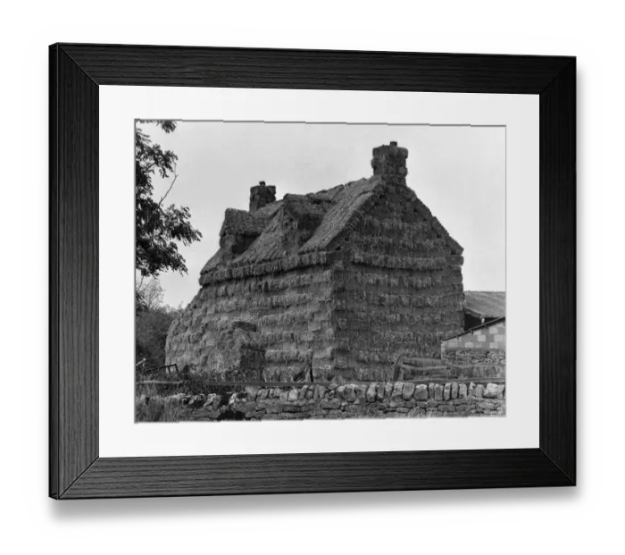 Framed Print : House of Straw: Brothers Paul and Jack Clark of Vale Farm, Saintbury, Mr