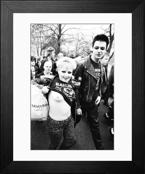 Framed Print : Punks at Sloane Square for a march to Hyde Park to commemorate the death of Sid Vicious Framed Print : Punks at Sloane Square for a march to Hyde Park to commemorate the death of Sid Vicious