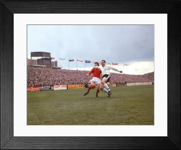 Framed Print : English League Division One match at Craven Cottage. Fulham 2 v Manchester United 2 Framed Print : English League Division One match at Craven Cottage. Fulham 2 v Manchester United 2