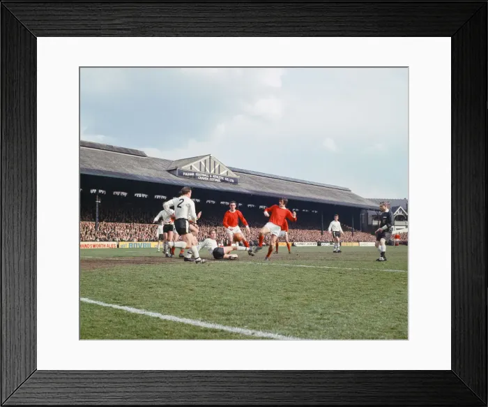 Framed Print : English League Division One match at Craven Cottage. Fulham 2 v Manchester United 2