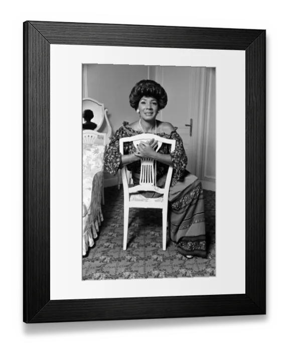 Framed Print : Shirley Bassey in Monte Carlo, August 1977 Framed Print : Shirley Bassey in Monte Carlo, August 1977