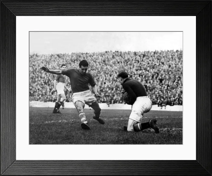 Framed Print : Sport - Football - Cardiff City - City forward Ken Chisholm dashes in as Manchester