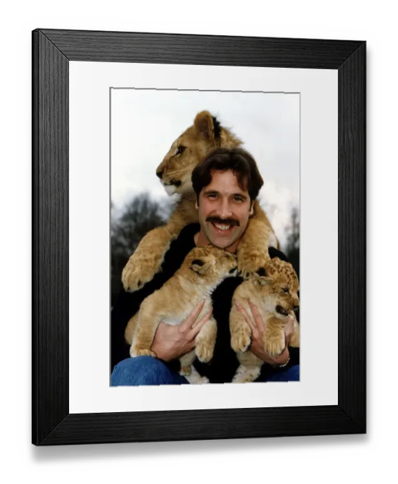 Framed Print : Arsenal and England footballer David Seaman holding three lions. 9th February 1997 Framed Print : Arsenal and England footballer David Seaman holding three lions. 9th February 1997