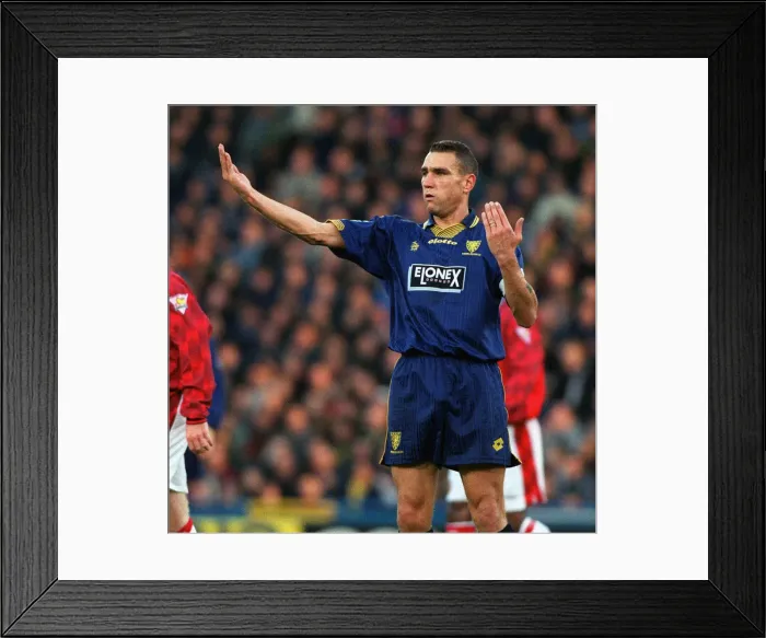 Framed Print : Vinnie Jones of Wimbledon signals to his teamates during the Premier League match between Framed Print : Vinnie Jones of Wimbledon signals to his teamates during the Premier League match between