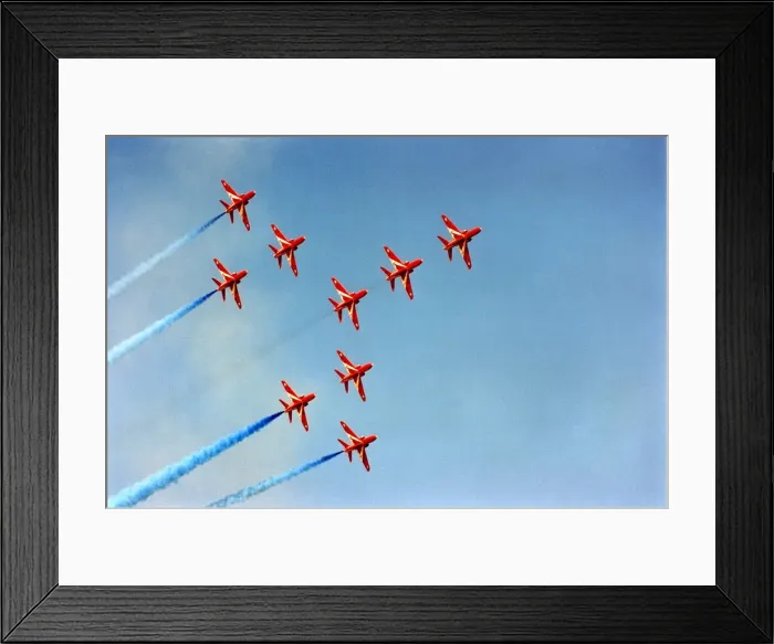 Framed Print : The RAFs Red Arrows display team perform in their BAE Hawk aircraft Framed Print : The RAFs Red Arrows display team perform in their BAE Hawk aircraft