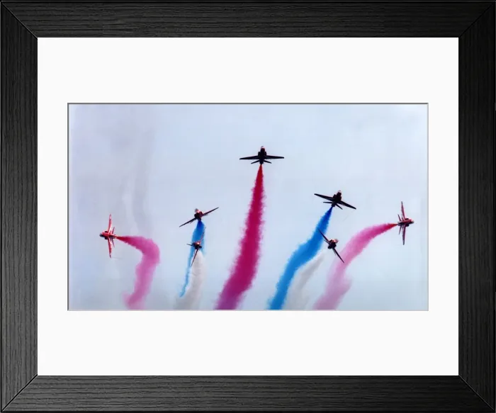 Framed Print : The RAFs Red Arrows display team perform in their BAE Hawk aircraft Framed Print : The RAFs Red Arrows display team perform in their BAE Hawk aircraft