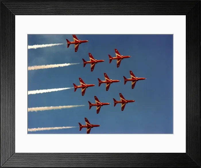 Framed Print : The RAFs Red Arrows display team perform in their BAE Hawk aircraft