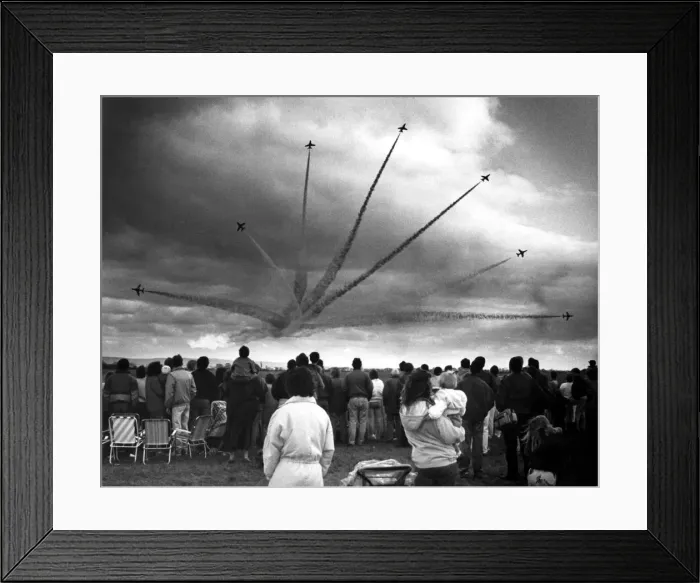 Framed Print : The RAFs Red Arrows display team perform in their BAE Hawk aircraft Framed Print : The RAFs Red Arrows display team perform in their BAE Hawk aircraft