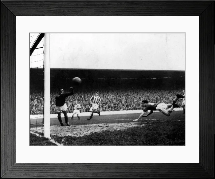 Framed Print : the 4-4 draw at home with Stoke City - 21st Nov 1959 Framed Print : the 4-4 draw at home with Stoke City - 21st Nov 1959