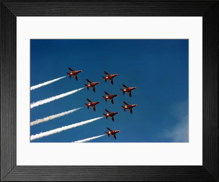 Framed Print : The RAFs Red Arrows display team perform in their BAE Hawk aircraft Framed Print : The RAFs Red Arrows display team perform in their BAE Hawk aircraft