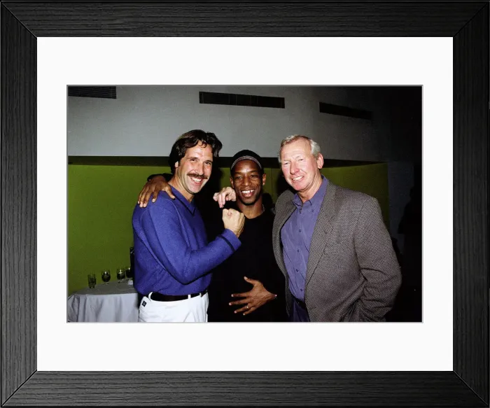 Framed Print : Arsenal footballer Ian Wright with team mate David Seaman Framed Print : Arsenal footballer Ian Wright with team mate David Seaman