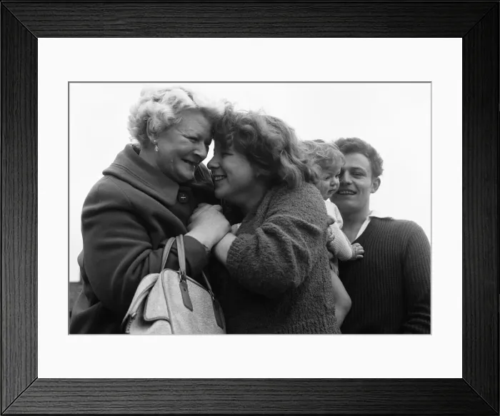 Framed Print : Mrs Doris Grant (left) seen here being reunited with here daughter Shelia Corpse