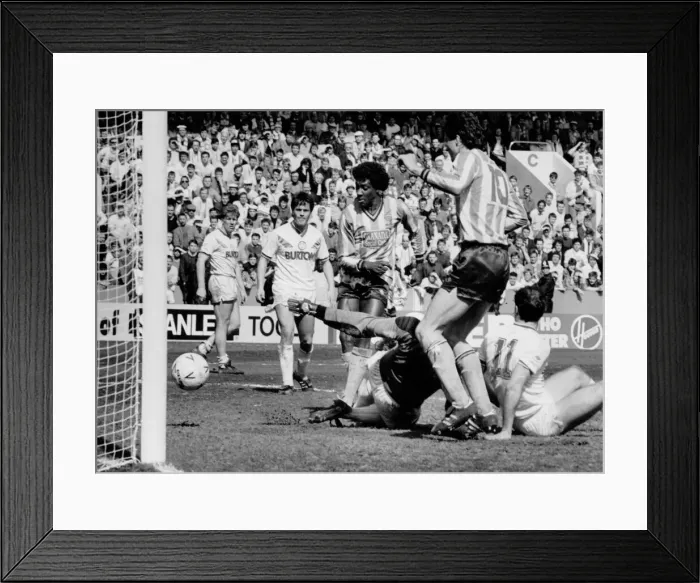 Framed Print : Dave Bennett scores during a match between Coventry City Framed Print : Dave Bennett scores during a match between Coventry City