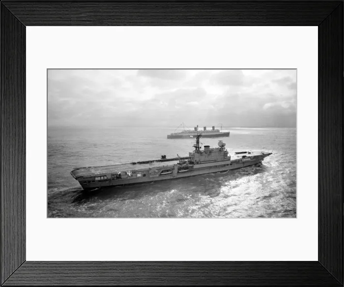 Framed Print : The Cunard liner Queen Mary after leaving Southampton for the last time sails to her Framed Print : The Cunard liner Queen Mary after leaving Southampton for the last time sails to her