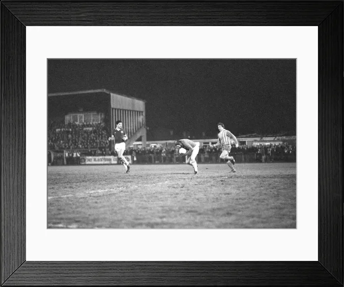 Framed Print : Harlow Town v Leicester City, FA Cup match at Barrows Farm in Harlow, Essex Framed Print : Harlow Town v Leicester City, FA Cup match at Barrows Farm in Harlow, Essex