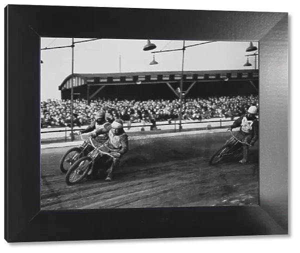 Speedway, Liverpool v Hanley, Doug Serurier (Liverpool) takes the lead from Lindsay