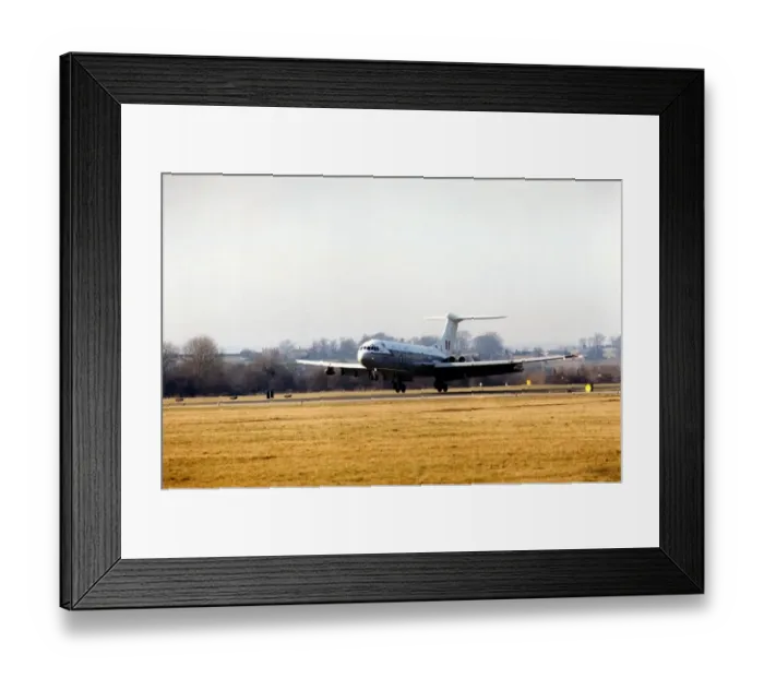 Framed Print : A RAF Vickers VC10 strategic transport aircraft landing RAF Lemming