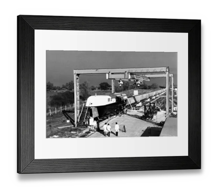 Framed Print : Britians first hovertrain is set up on its track at Earith, near Cambtridge Framed Print : Britians first hovertrain is set up on its track at Earith, near Cambtridge