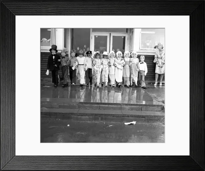Framed Print : Pupils from Bailey First School in Killingworth in fancy dress on Geordie night 6 July Framed Print : Pupils from Bailey First School in Killingworth in fancy dress on Geordie night 6 July