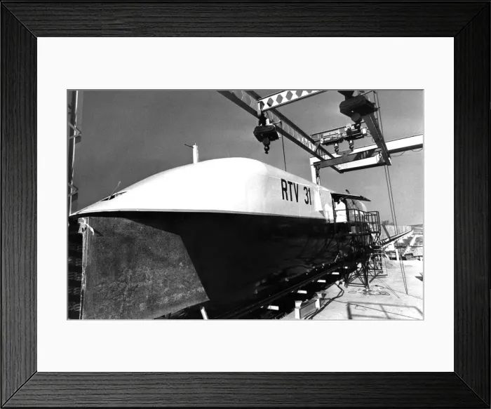 Framed Print : Britians first hovertrain is set up on its track at Earith, near Cambtridge Framed Print : Britians first hovertrain is set up on its track at Earith, near Cambtridge
