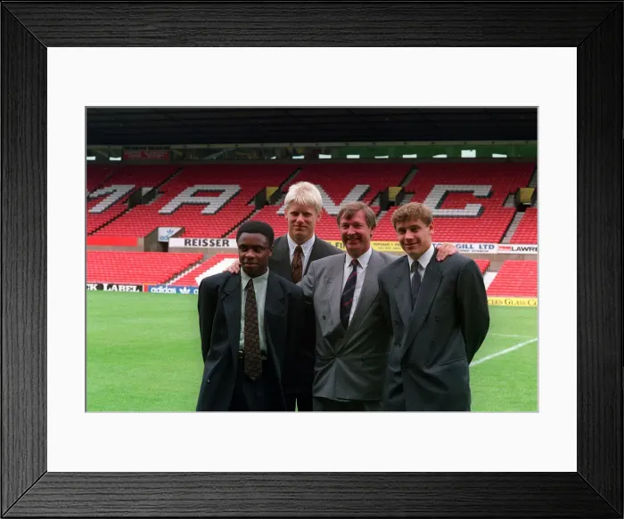 Framed Print : Manchester United manager Alex Ferguson poses with new signings left to right Framed Print : Manchester United manager Alex Ferguson poses with new signings left to right