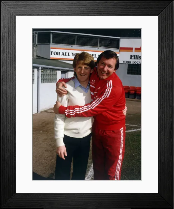 Framed Print : Aberdeen manager Alex Ferguson with arms around Gordon Strachan, 1985