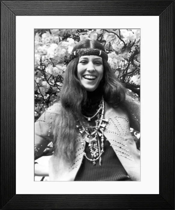 Framed Print : Rita Coolidge, in Regents Park, London, 5th May 1971 Framed Print : Rita Coolidge, in Regents Park, London, 5th May 1971