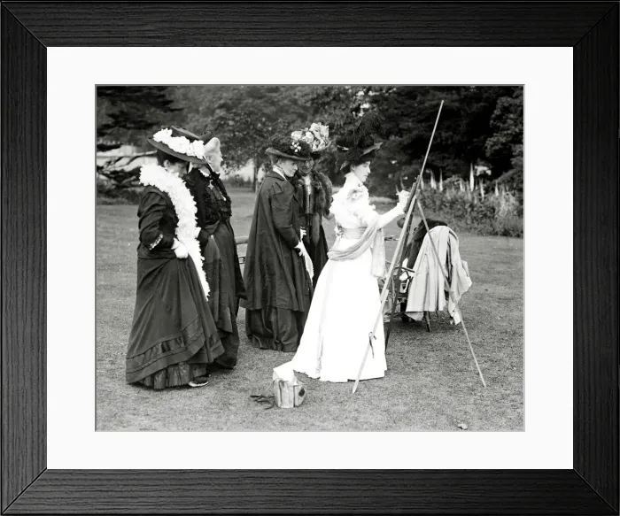 Framed Print : Miss Dorothy Coxs making lightning sketches in the grounds of Eltham Palace
